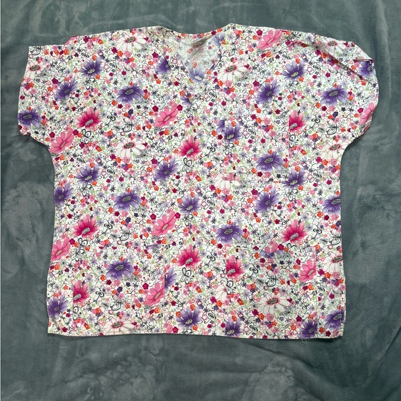 4 Women’s Scrubs Tops size 2XL - Picture 1 of 4